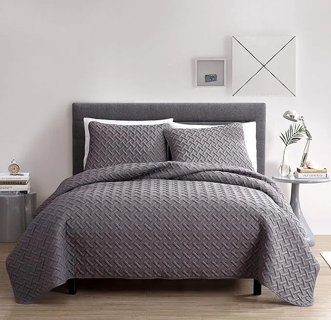 VCNY Home Full/Queen Quilt : Luxurious Geometric Pattern Design, Lighweight Luxurious Microfiber in Blue ; Single Quilt